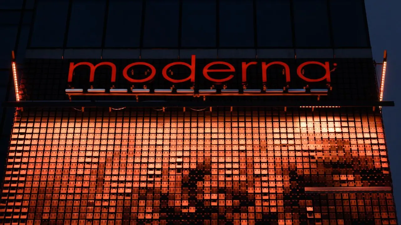 Moderna Stock Heads For Weekly Loss As Retail Caution Prevails: Wealth Advisor Tells Why She's Staying On The Sidelines
