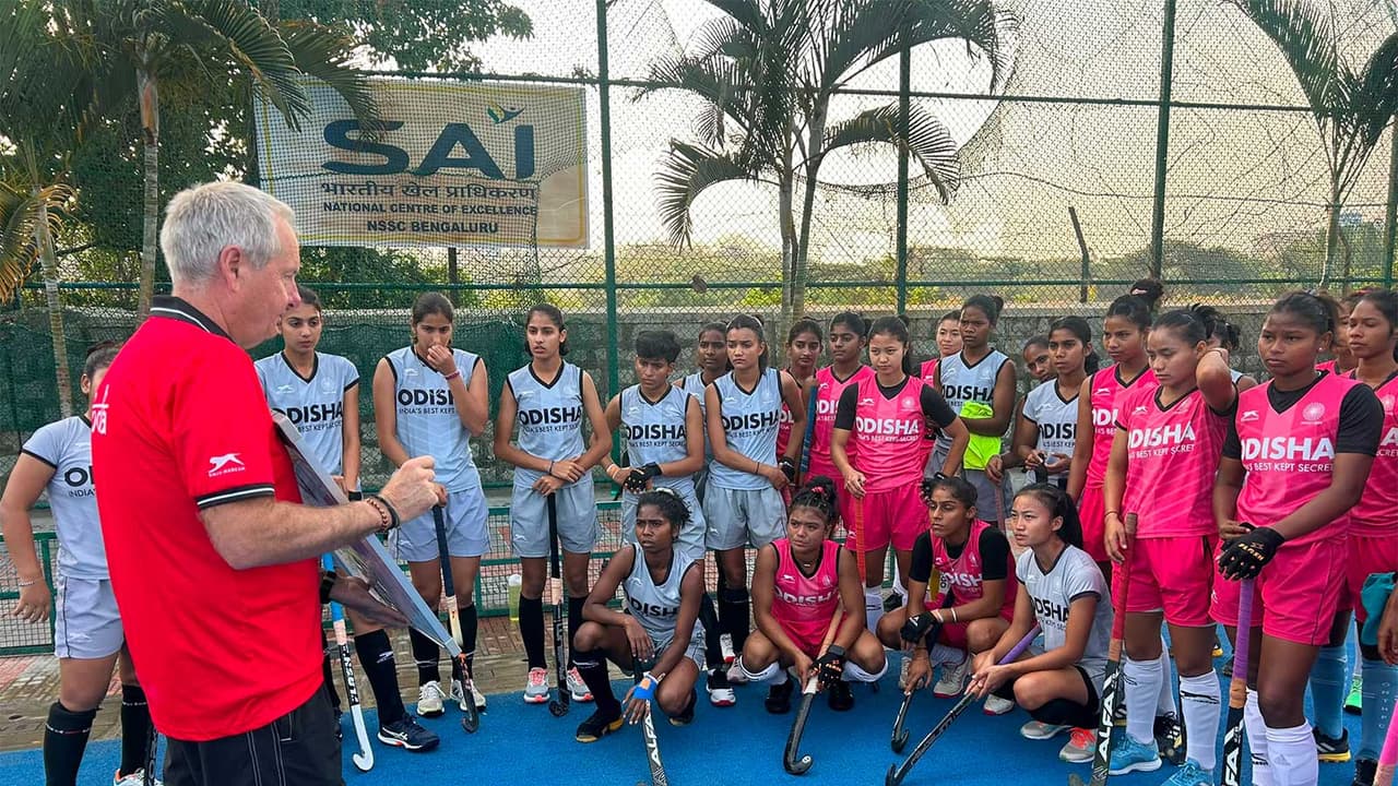 India Junior Women’s Hockey Team with new coach Tim White (Image: HI) India Junior Women’s Hockey Team with new coach Tim White (Image: HI)