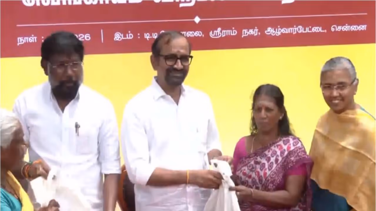 Tamil Nadu Food Minister Venkatraman launches subsidised onion sales at a ration shop in Alwarpet (Photo/ANI) Tamil Nadu Food Minister Venkatraman launches subsidised onion sales at a ration shop in Alwarpet (Photo/ANI)
