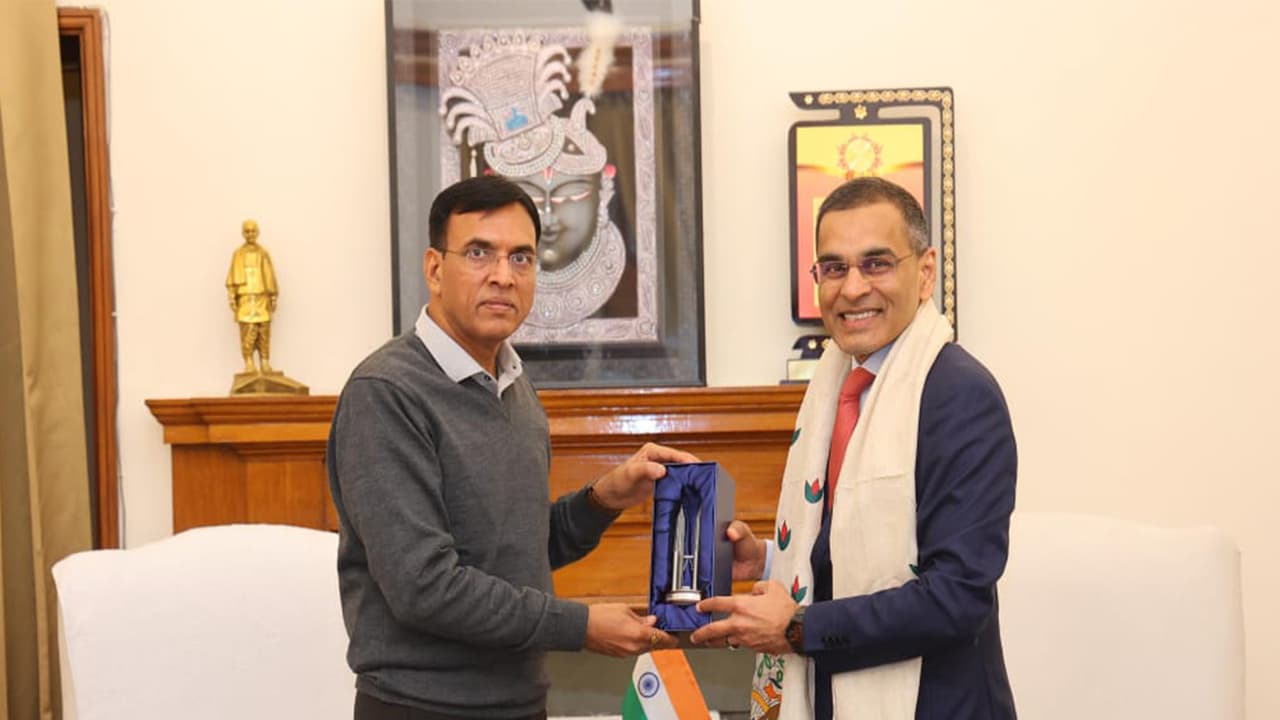 Union Minister Mansukh Mandaviya meets ISSA President (Photo: @mansukhmandviya/X)