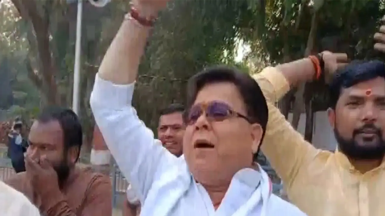 Janata Dal (United)’s Rajeev Ranjan Patel and party supporters outside Nitish Kumar's residence (Photo/ANI) Janata Dal (United)’s Rajeev Ranjan Patel and party supporters outside Nitish Kumar's residence (Photo/ANI)