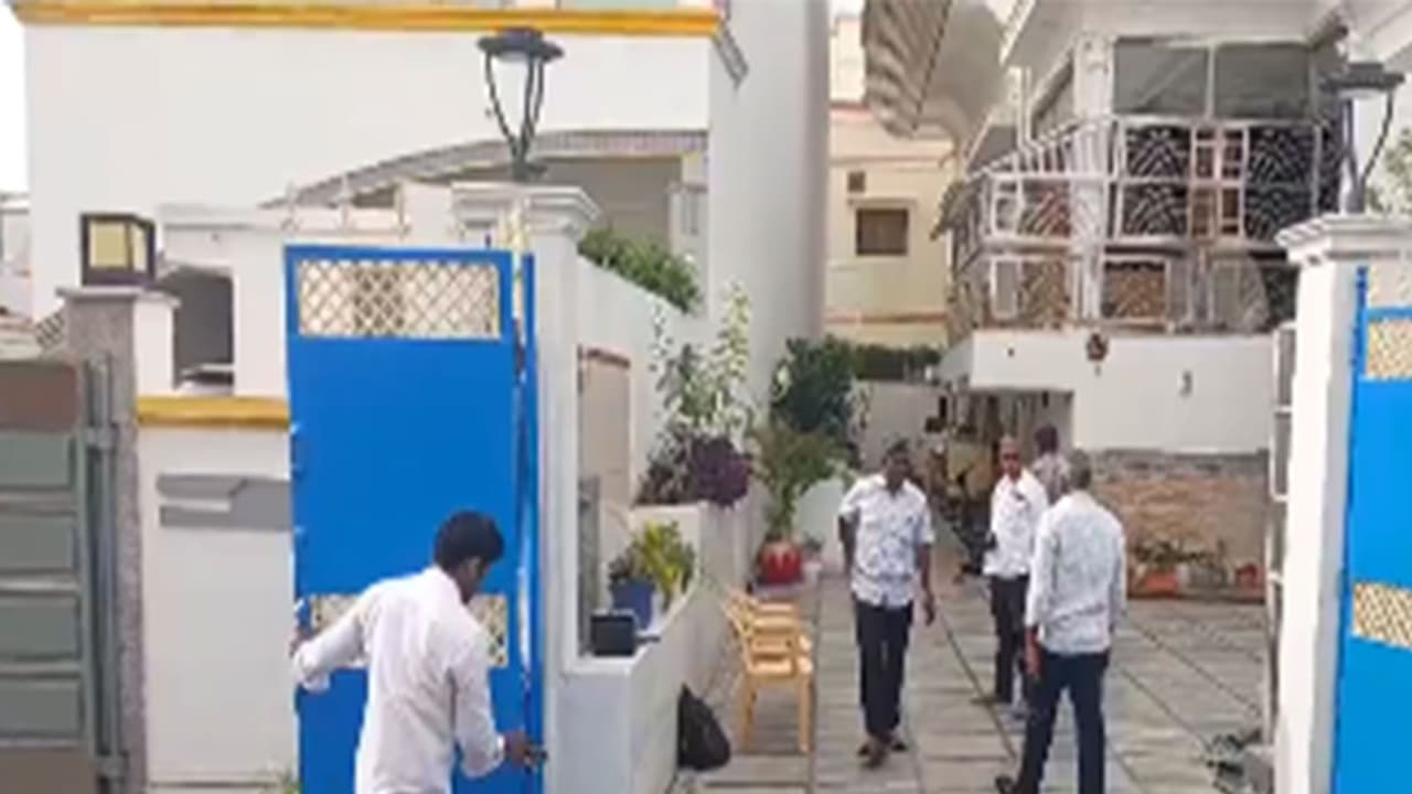Vigilance searches at residence of DMK MP CN Annadurai in Vengikkal (Photo/ANI) Vigilance searches at residence of DMK MP CN Annadurai in Vengikkal (Photo/ANI)