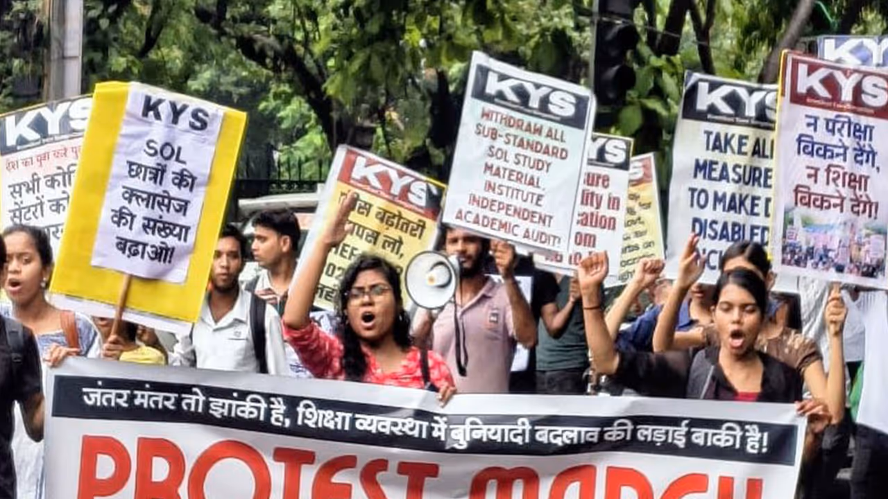 Krantikari Yuva Sangathan (KYS) activists organised massive protest March (Photo/DU) Krantikari Yuva Sangathan (KYS) activists organised massive protest March (Photo/DU)