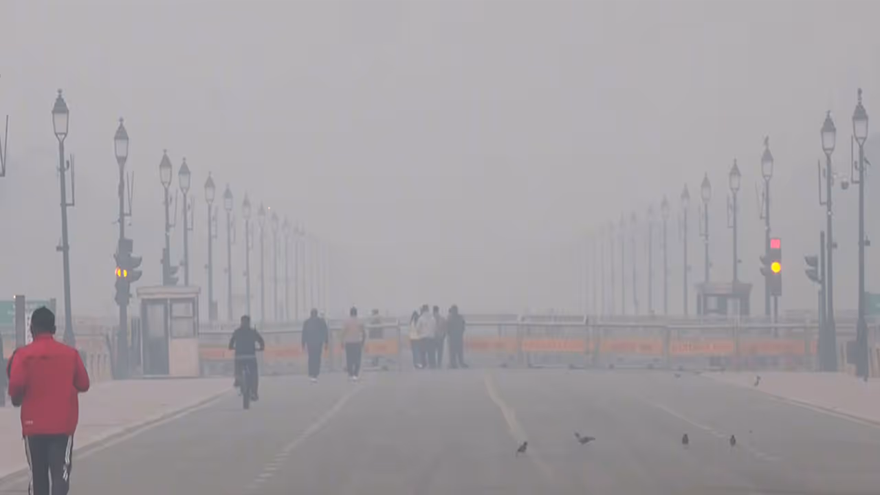 Toxic smog engulfs Kartavya Path (File Photo/ANI) Toxic smog engulfs Kartavya Path (File Photo/ANI)