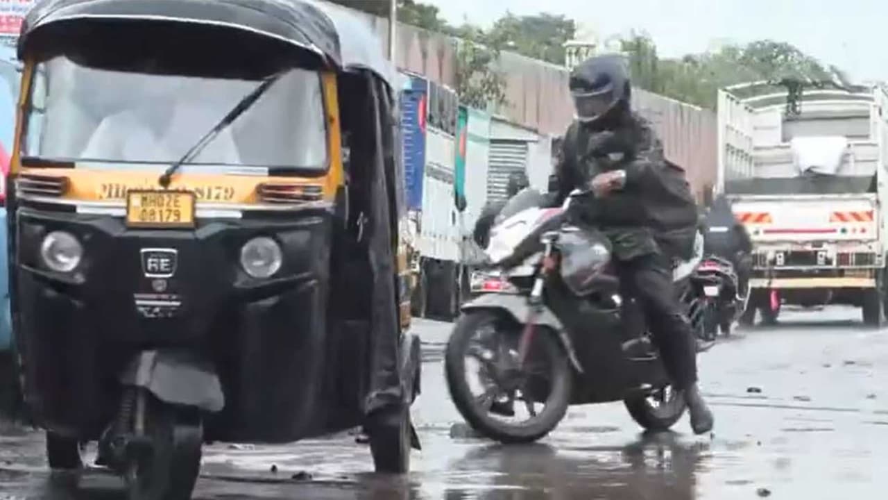 Visual from Kurla–Andheri Road in Mumbai (Photo/ANI) Visual from Kurla–Andheri Road in Mumbai (Photo/ANI)