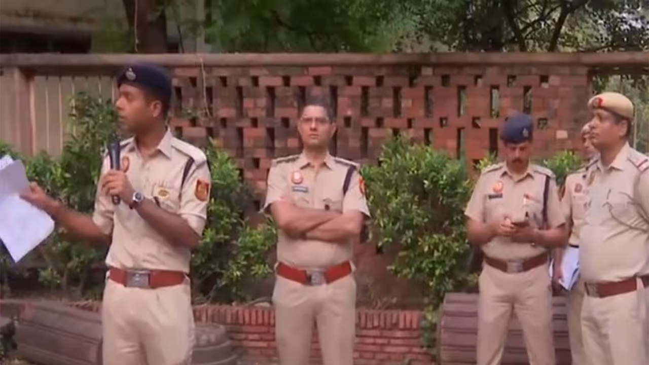 Police steps up security across North Campus as DUSU polling begins (Photo/ANI) Police steps up security across North Campus as DUSU polling begins (Photo/ANI)