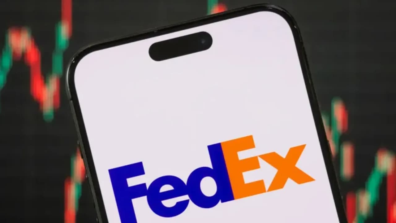 FedEx Stock Attracts Slew Of Price Target Cuts Post Disappointing Outlook Revision, Loop Capital Names It ‘Really Bad Recession Stock’ FedEx Stock Attracts Slew Of Price Target Cuts Post Disappointing Outlook Revision, Loop Capital Names It ‘Really Bad Recession Stock’