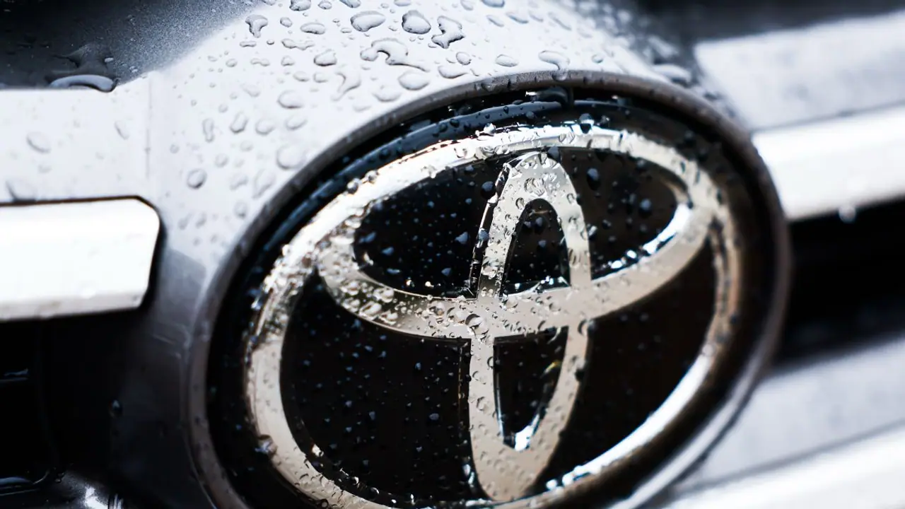 Toyota Downgraded After Second Straight Profit Drop, But Stock Climbs As Annual Outlook Improves: Retail Stays Optimistic 