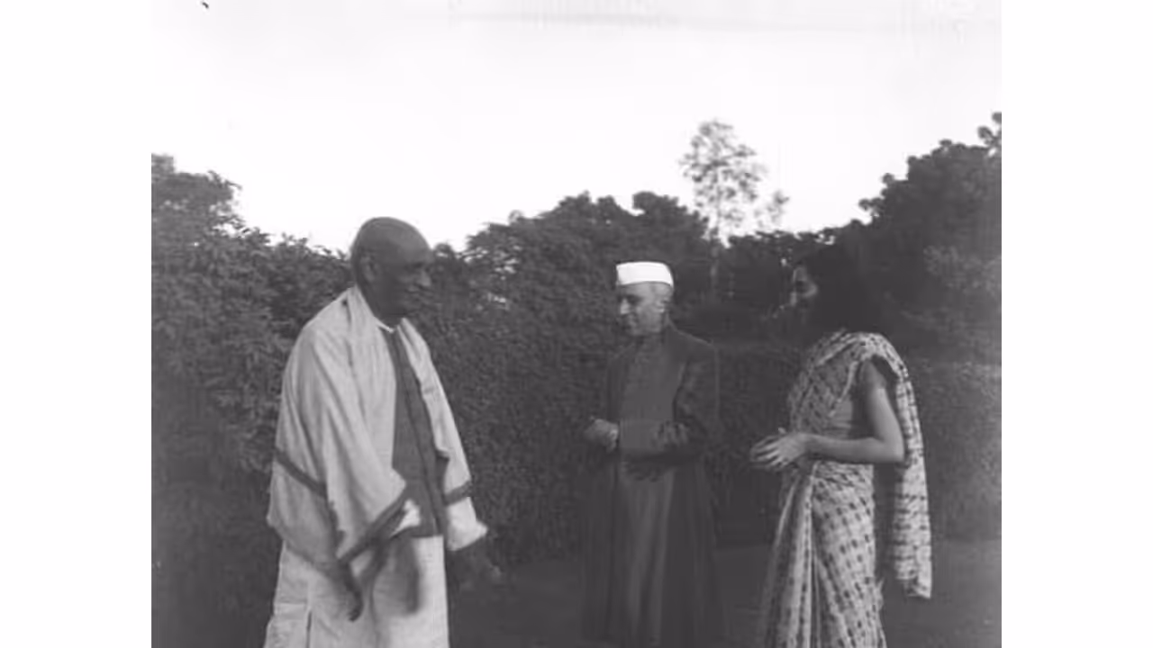 Photograph showing Indira Gandhi greeting Sardar Vallabhbhai Patel in the presence of Jawaharlal Nehru at a function in New Delhi (Photo/X/@Jairam_Ramesh) Photograph showing Indira Gandhi greeting Sardar Vallabhbhai Patel in the presence of Jawaharlal Nehru at a function in New Delhi (Photo/X/@Jairam_Ramesh)