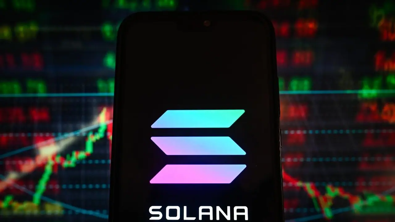Solana Token Bucks Crypto Market Slump As CME Group Announces SOL Futures Launch – Retail Surprised But Not Convinced Solana Token Bucks Crypto Market Slump As CME Group Announces SOL Futures Launch – Retail Surprised But Not Convinced
