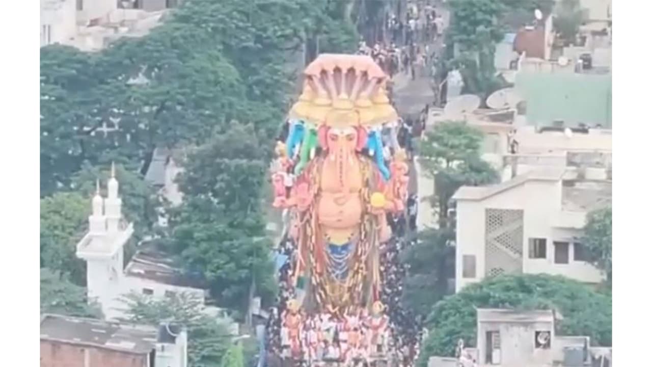 Shobha yatra of 69 foot Khairatabad Ganesha idol (Photo/ANI) Shobha yatra of 69 foot Khairatabad Ganesha idol (Photo/ANI)