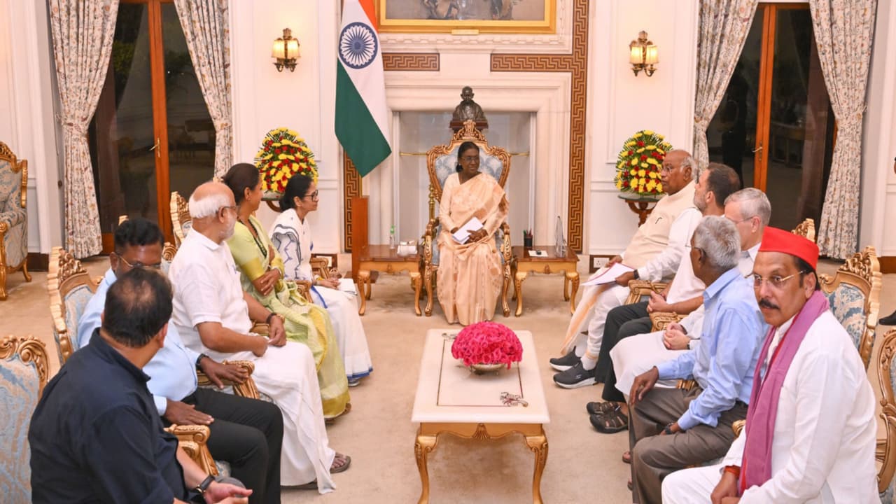 INDIA bloc submits memorandum to President Murmu (Photo/AICC) INDIA bloc submits memorandum to President Murmu (Photo/AICC)