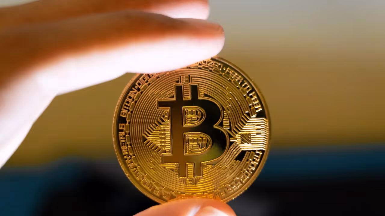 https://stocktwits.com/news articles/markets/equity/bitcoin steadies at 122 000 analyst proclaims btc s 4 year halving cycle is dead/ch67jksR30r