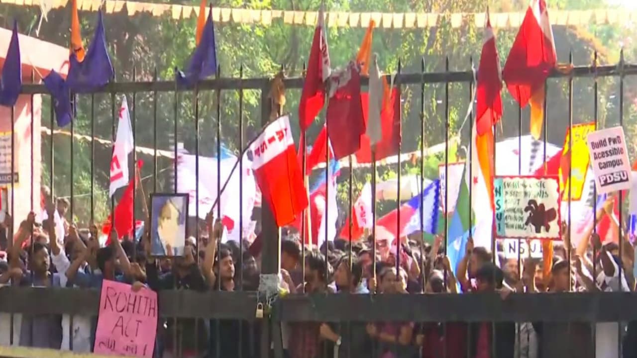 JNU students protesters locked inside university amid protest against VC (Photo/ANI) JNU students protesters locked inside university amid protest against VC (Photo/ANI)