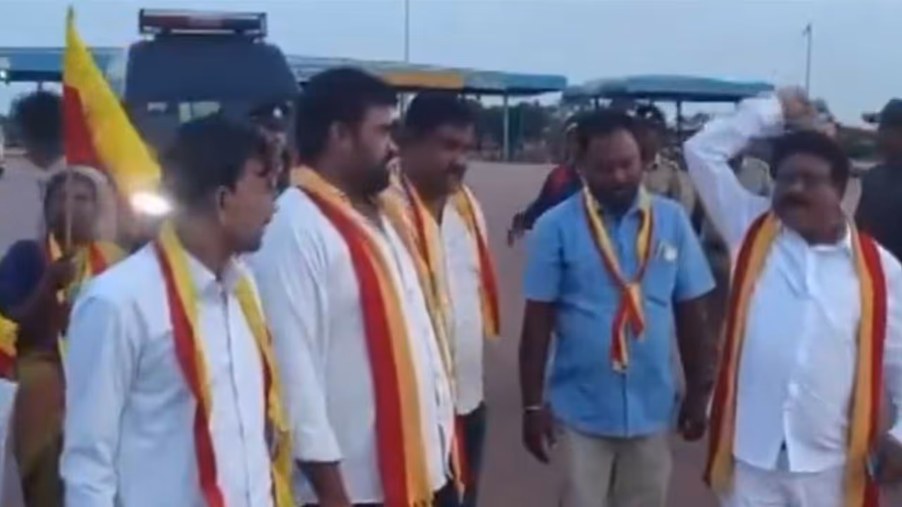 Karnataka Okkuta has called for a statewide bandh, protesting over the Cauvery water issue. The bandh is led by Karnataka Okkuta State President Vatal Nagaraj along with various pro Kannada groups. (Photo : ANI) Karnataka Okkuta has called for a statewide bandh, protesting over the Cauvery water issue. The bandh is led by Karnataka Okkuta State President Vatal Nagaraj along with various pro Kannada groups. (Photo : ANI)