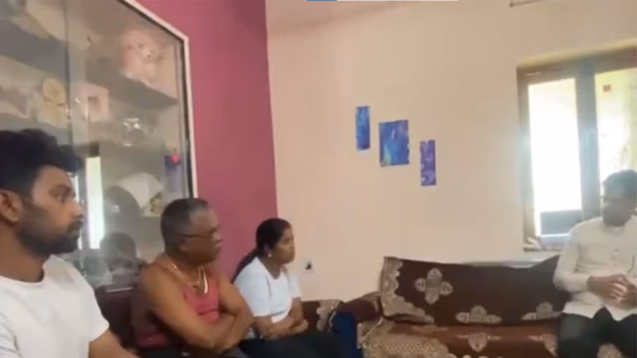 MDMK leader Durai Vaiko meets family of Trichy woman stranded in Nepal (Photo: Durai Vaiko) MDMK leader Durai Vaiko meets family of Trichy woman stranded in Nepal (Photo: Durai Vaiko)