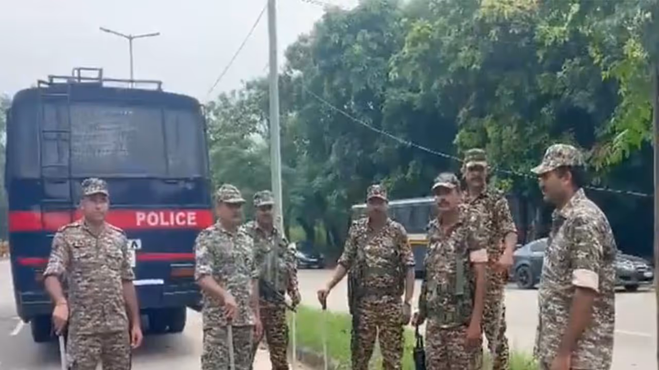Police personnel deployed across Amritsar city amid shutdown across Punjab (Photo/ANI) Police personnel deployed across Amritsar city amid shutdown across Punjab (Photo/ANI)