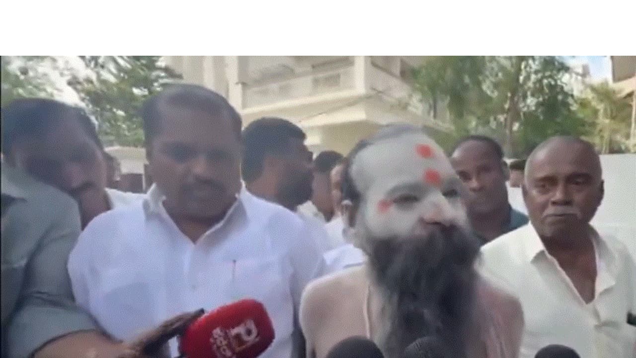 Karnataka Dy CM DK Shivakumar receives blessings from Sadhu (Photo/ANI) Karnataka Dy CM DK Shivakumar receives blessings from Sadhu (Photo/ANI)