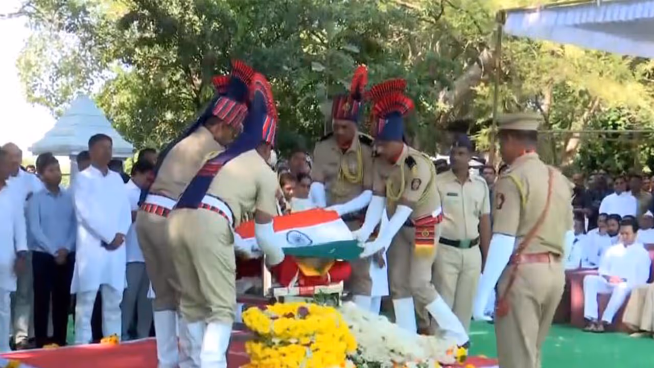 Shivraj Patil's last rites performed in Latur (Photo/ANI) Shivraj Patil's last rites performed in Latur (Photo/ANI)