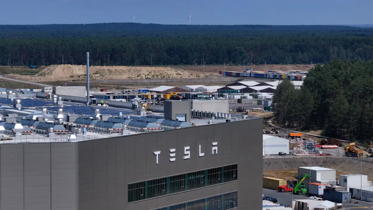 https://stocktwits.com/news articles/markets/equity/tesla s german plant partially evacuated after fire at battery processing site report/chsSA3GRdLv