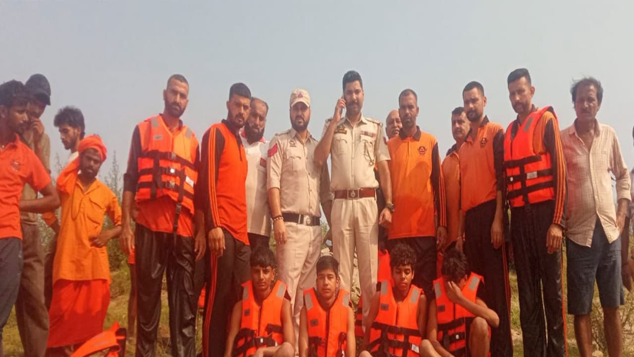 Jammu Police and the State Disaster Response Force (SDRF) along with four rescued children (Photo/ANI) Jammu Police and the State Disaster Response Force (SDRF) along with four rescued children (Photo/ANI)