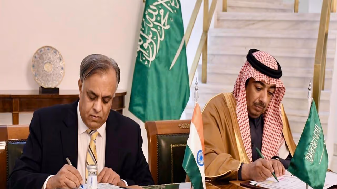 Indian Ambassador to Saudi Arabia, Suhel Ajaz Khan and Abdulmajeed bin Rashed Alsmari, Deputy Minister for Protocol Affairs of the Ministry of Foreign Affairs of Saudi Arabia (Photo: X@IndianEmbRiyadh) Indian Ambassador to Saudi Arabia, Suhel Ajaz Khan and Abdulmajeed bin Rashed Alsmari, Deputy Minister for Protocol Affairs of the Ministry of Foreign Affairs of Saudi Arabia (Photo: X@IndianEmbRiyadh)