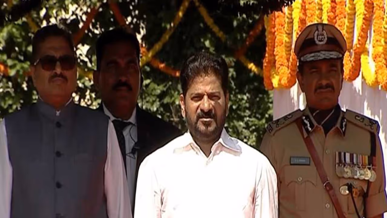 Telangana CM pays floral tributes at 'Praja Palana Dinotsavam' celebrations (Photo/I&PR Telangana) Telangana CM pays floral tributes at 'Praja Palana Dinotsavam' celebrations (Photo/I&PR Telangana)