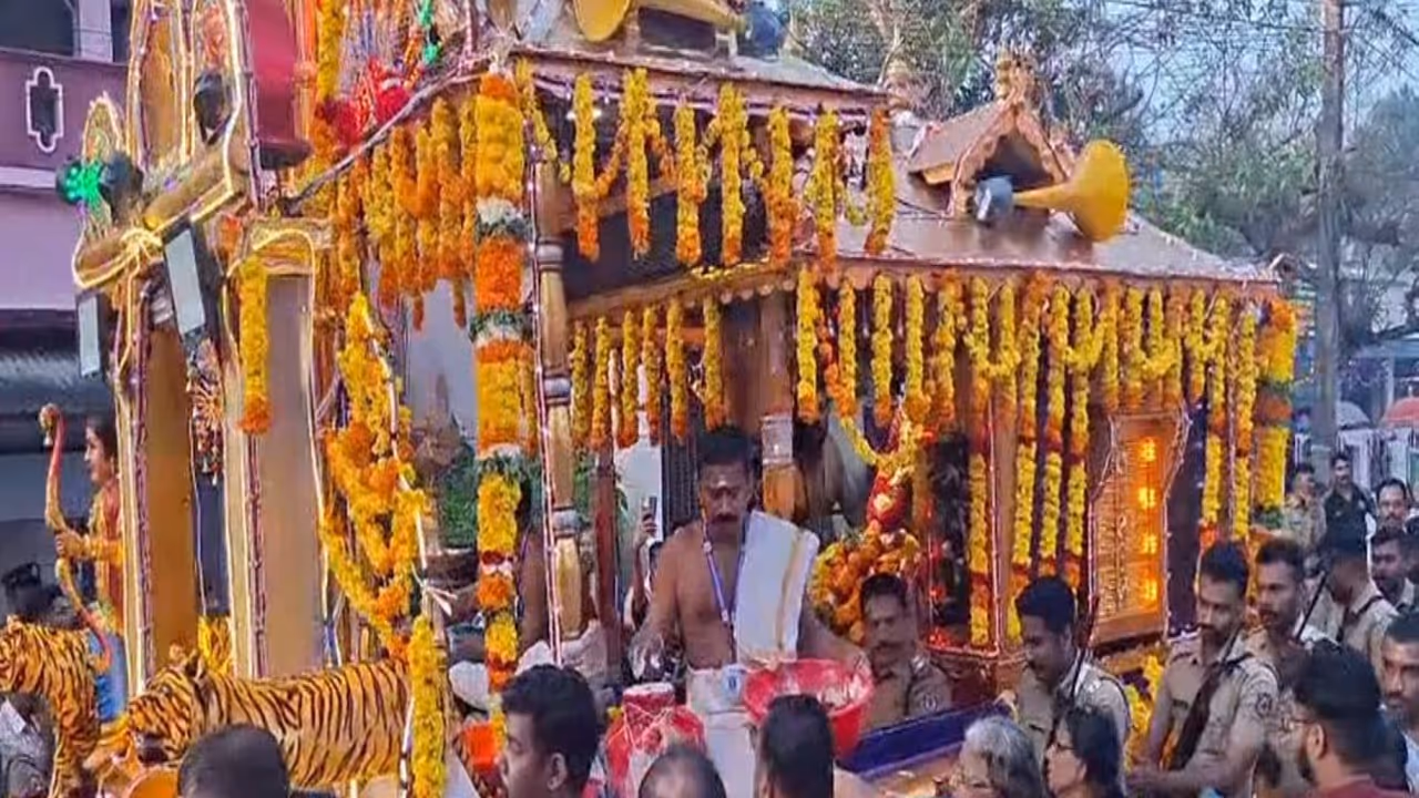 Ceremonial procession carrying the golden attire (Thanka Anki) for Lord Ayyappa (Photo/ANI) Ceremonial procession carrying the golden attire (Thanka Anki) for Lord Ayyappa (Photo/ANI)