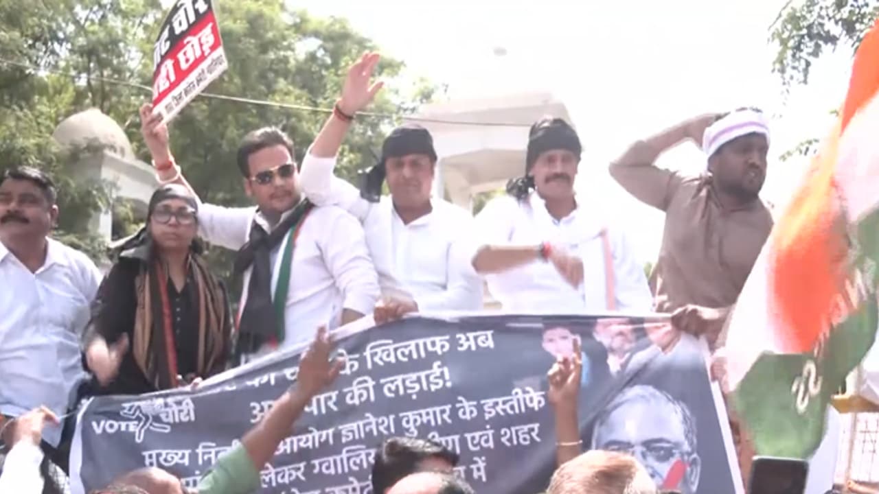 Congress workers staging protest in Gwalior (Photo/ANI) Congress workers staging protest in Gwalior (Photo/ANI)