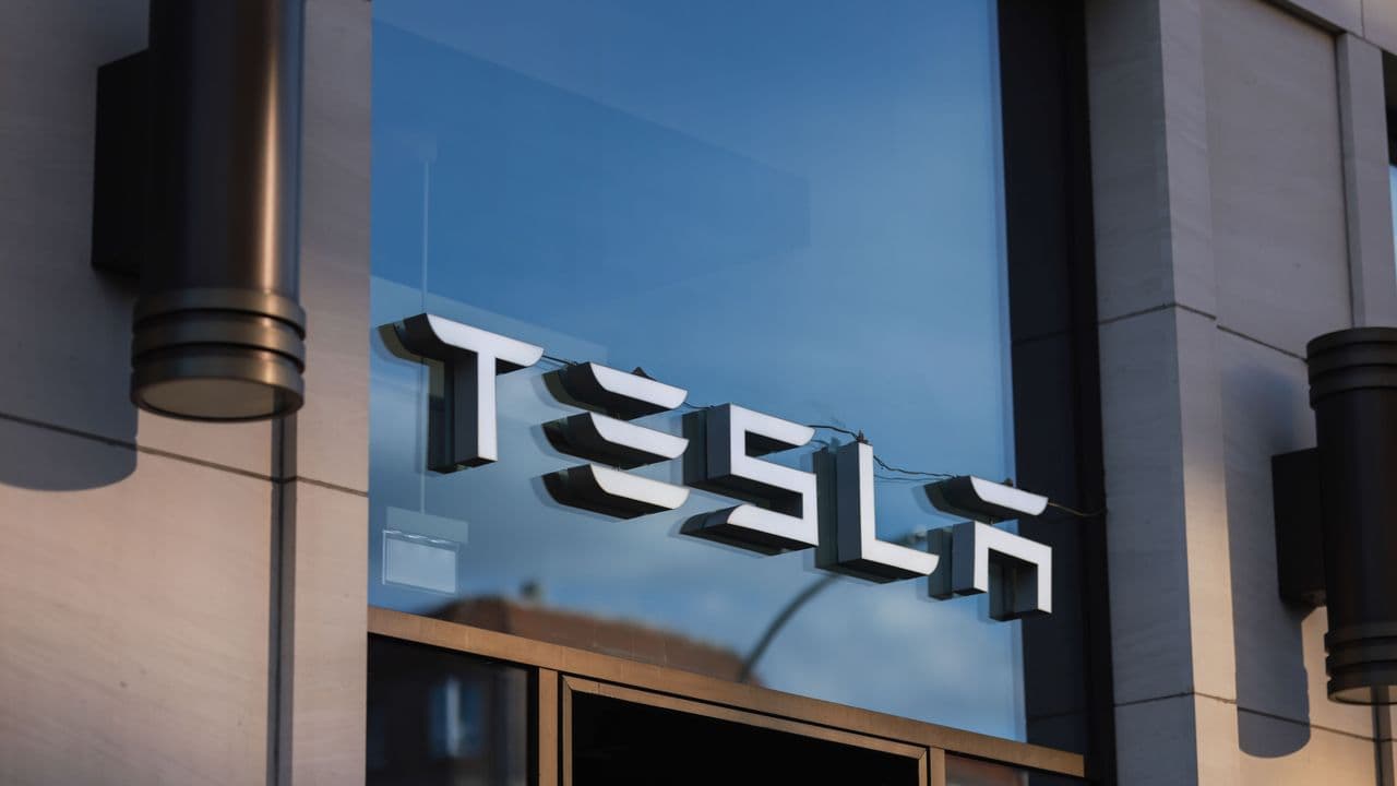 https://stocktwits.com/news articles/markets/equity/tesla stock lags apple because of communications problem says investor gary black/cZxytEHRBUE https://stocktwits.com/news articles/markets/equity/tesla stock lags apple because of communications problem says investor gary black/cZxytEHRBUE