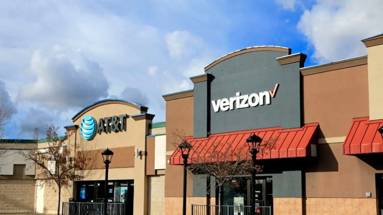 Verizon, AT&T Stocks Slide After Telecom Giants Signal Near Term Softness Amid Competitive Headwinds: Retail’s Divided