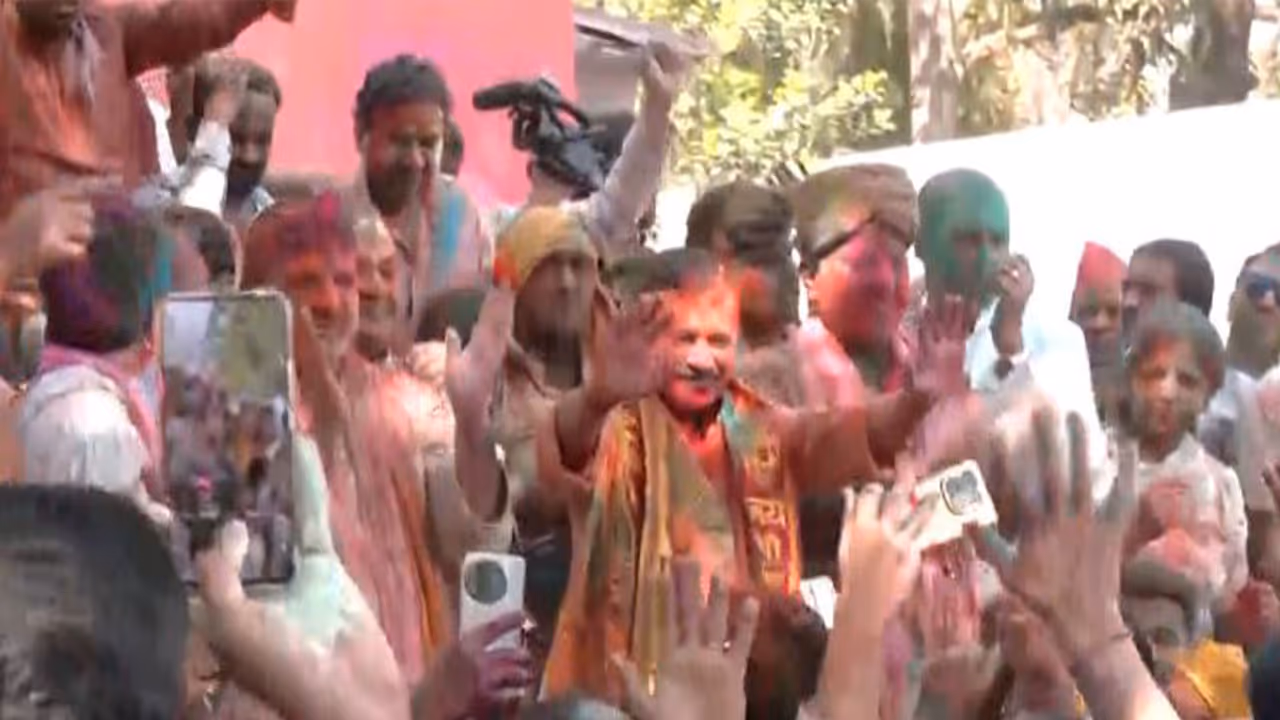 AAP convenor Arvind Kejriwal celebrates Holi with party leaders (Photo/ANI) AAP convenor Arvind Kejriwal celebrates Holi with party leaders (Photo/ANI)