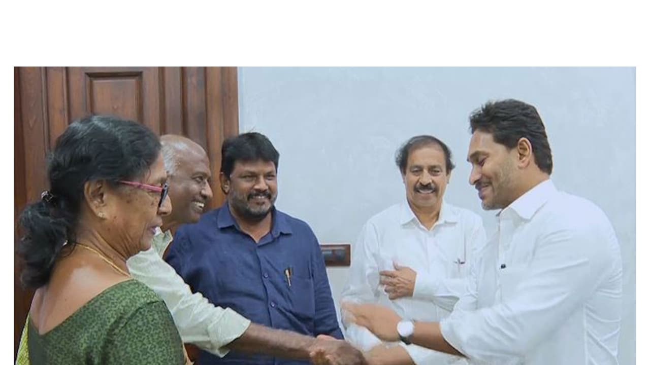 Senior CPI leaders met former Chief Minister and YSRCP President YS Jagan Mohan Reddy (Photo/ANI) Senior CPI leaders met former Chief Minister and YSRCP President YS Jagan Mohan Reddy (Photo/ANI)