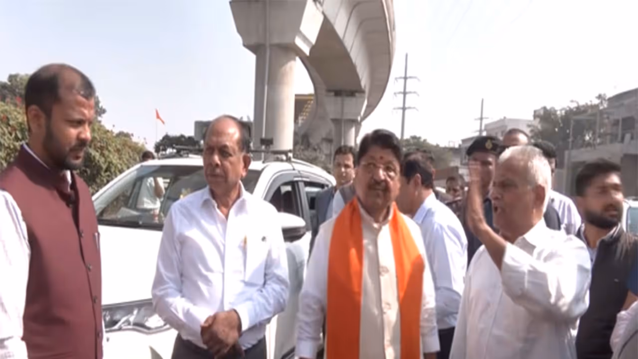 MP Minister Kailash Vijayvargiya is inspecting the Indore metro work (Photo/ANI) MP Minister Kailash Vijayvargiya is inspecting the Indore metro work (Photo/ANI)