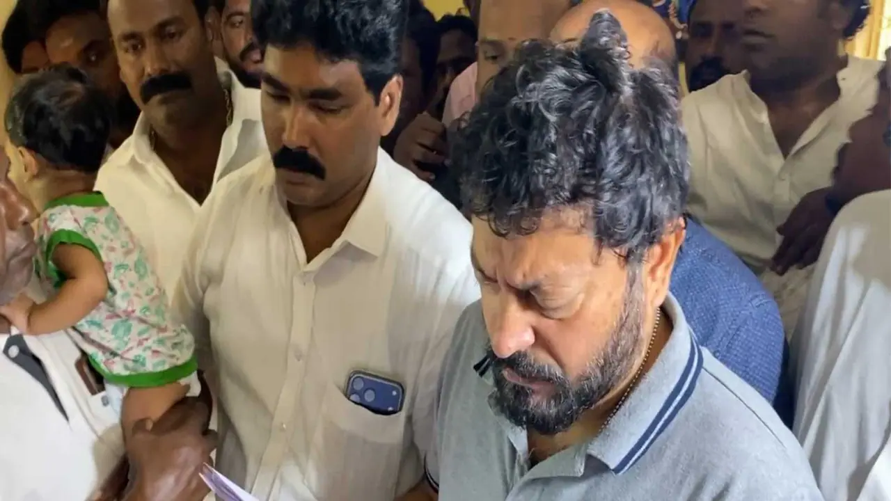 Tamil Nadu Fisheries Minister Sreenath meets Nishanth's family Tamil Nadu Fisheries Minister Sreenath meets Nishanth's family