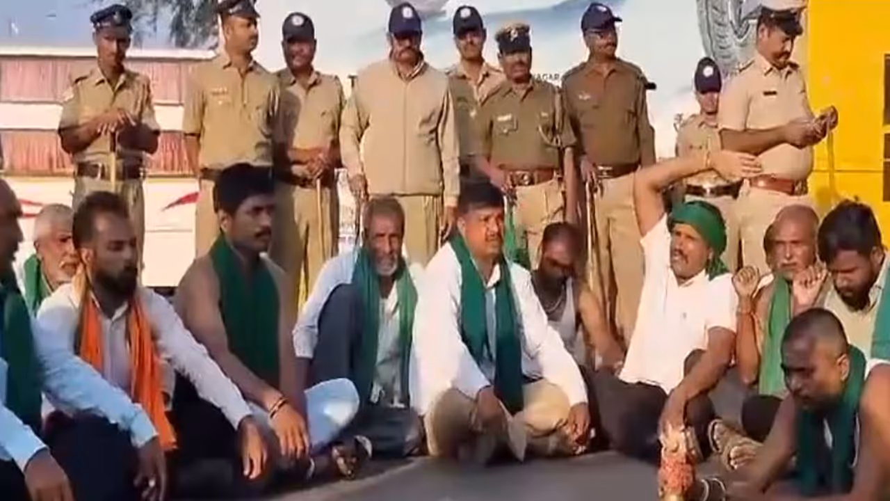 Sugarcane farmers protest at Belagavi Central Bus Stand as police personnel remain deployed ahead of the Karnataka bandh call (Photo/ANI) Sugarcane farmers protest at Belagavi Central Bus Stand as police personnel remain deployed ahead of the Karnataka bandh call (Photo/ANI)