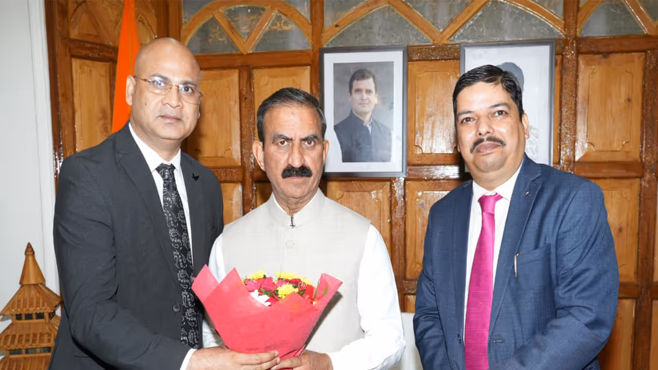 Himachal CM Sukhvinder Sukhu with officials of Axis Bank (Photo/Himachal CMO) Himachal CM Sukhvinder Sukhu with officials of Axis Bank (Photo/Himachal CMO)