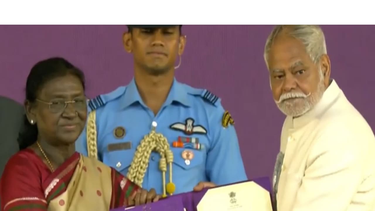 Actor Sanjay Mishra recieves National Award Source (Photo/X@rashtrapatibhvn) Actor Sanjay Mishra recieves National Award Source (Photo/X@rashtrapatibhvn)