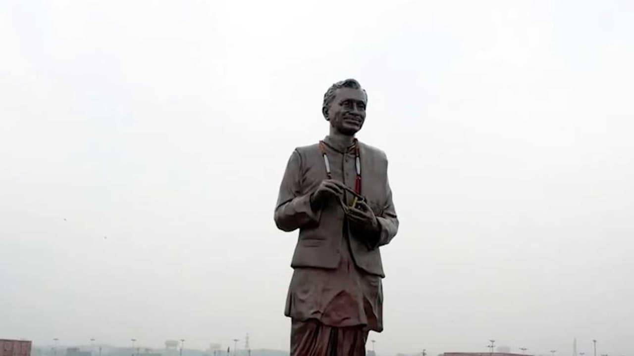 Bharatiya Jana Sangh leader Pandit Deendayal Upadhyaya birth anniversary (Photo/myogiadityanath) Bharatiya Jana Sangh leader Pandit Deendayal Upadhyaya birth anniversary (Photo/myogiadityanath)