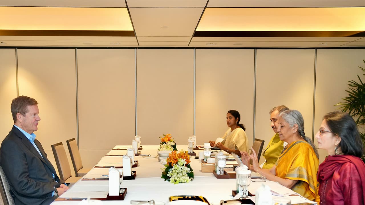 Sithraman during meeting with executives in Singapore (Photo/X/@FinMin) Sithraman during meeting with executives in Singapore (Photo/X/@FinMin)