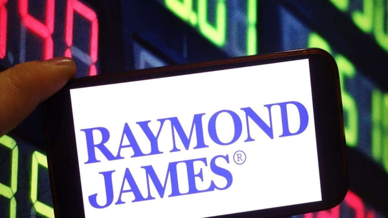 Raymond James’ Q4 Earnings Tops Estimates With Significant Jump In Capital Markets’ Revenue: Retail Stays Positive