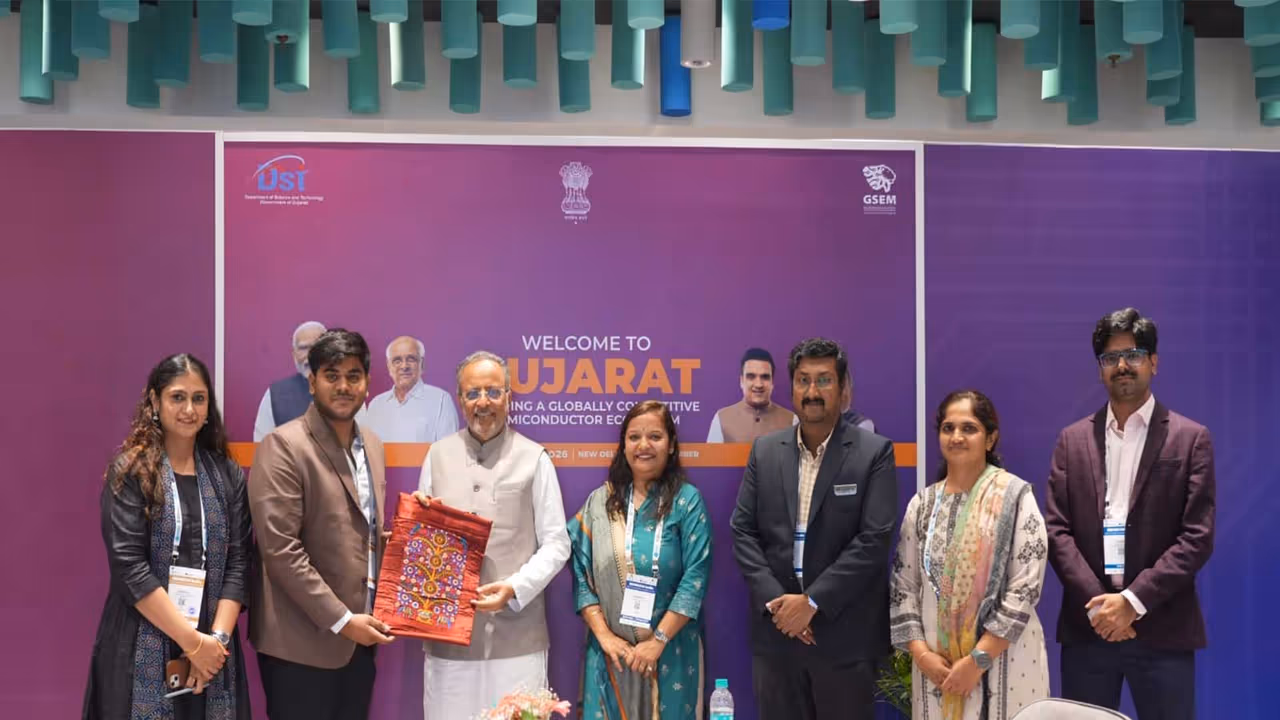 Rehan Mansuri, entrepreneur with Gujarat Chief Minister Bhupendra Patel (Photo/GujaratCMO) Rehan Mansuri, entrepreneur with Gujarat Chief Minister Bhupendra Patel (Photo/GujaratCMO)