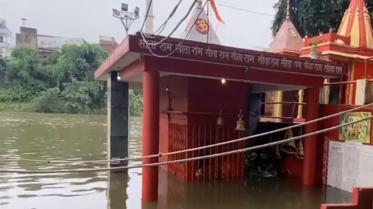 UP: Ganga river water level rises in Varanasi amid flood situation (Photo/ANI) UP: Ganga river water level rises in Varanasi amid flood situation (Photo/ANI)
