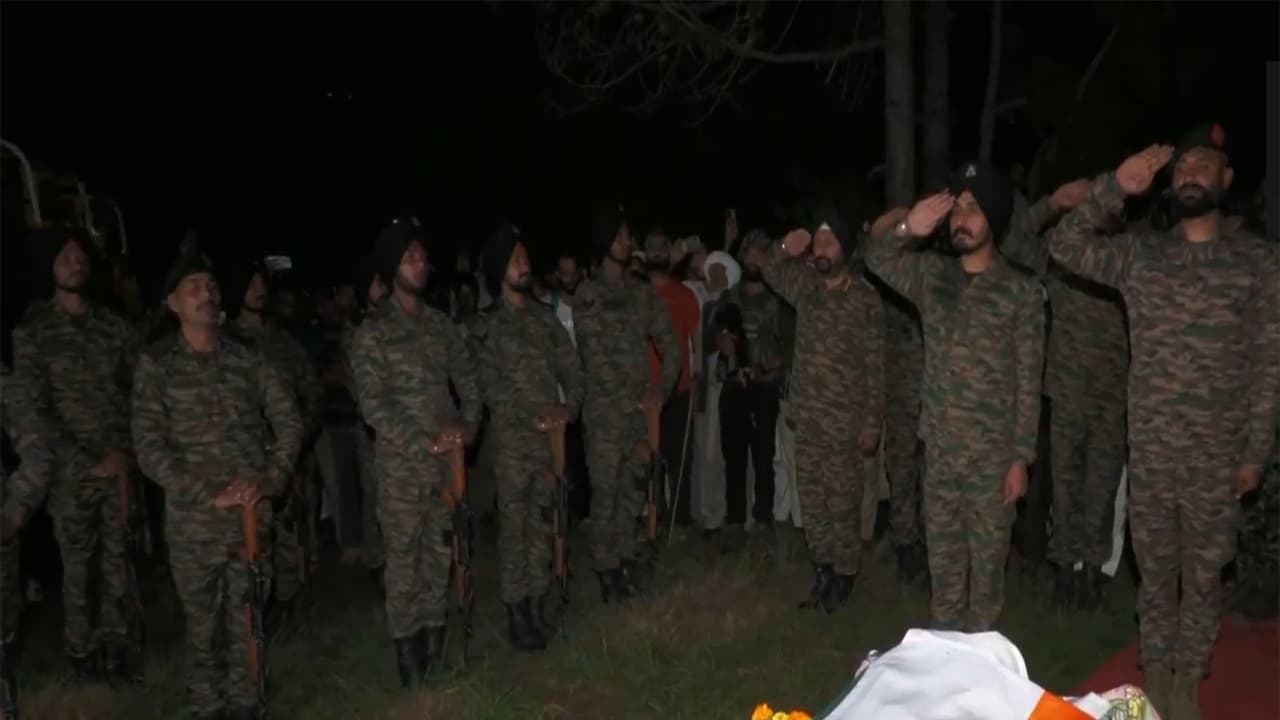 Army pays tribute to the fallen soldier (Photo/ANI) Army pays tribute to the fallen soldier (Photo/ANI)