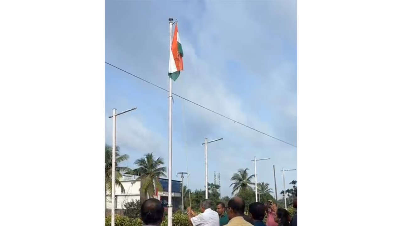 Keralam LoP Pinarayi Vijayan hoists Tricolour (Photo/Keralam LoP Office) Keralam LoP Pinarayi Vijayan hoists Tricolour (Photo/Keralam LoP Office)