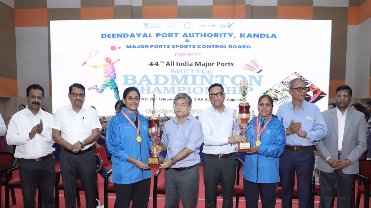 Prize distribution ceremony. (Photo/All India Major Ports Shuttle Badminton Tournament) Prize distribution ceremony. (Photo/All India Major Ports Shuttle Badminton Tournament)