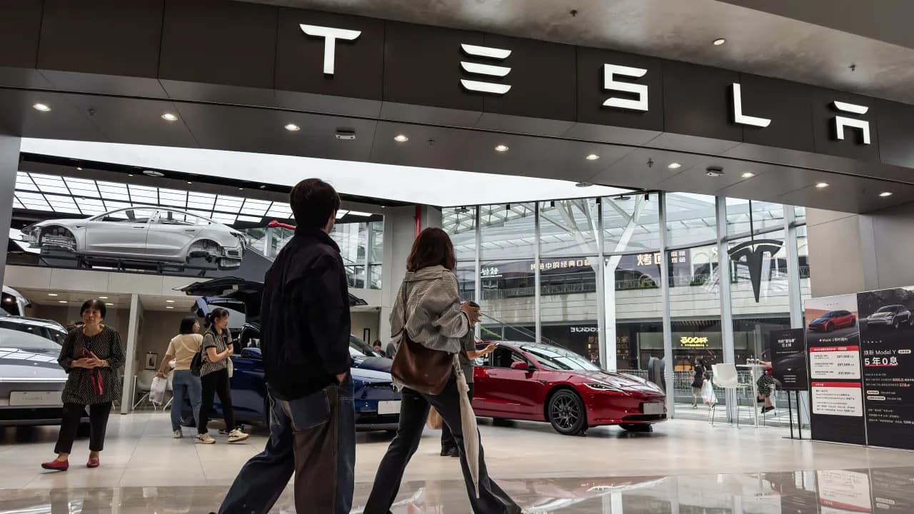 https://stocktwits.com/news articles/markets/equity/tesla reportedly says china fsd work continues after website omission sparks shutdown claims tsla stock slips/cZYV2uARJpR https://stocktwits.com/news articles/markets/equity/tesla reportedly says china fsd work continues after website omission sparks shutdown claims tsla stock slips/cZYV2uARJpR