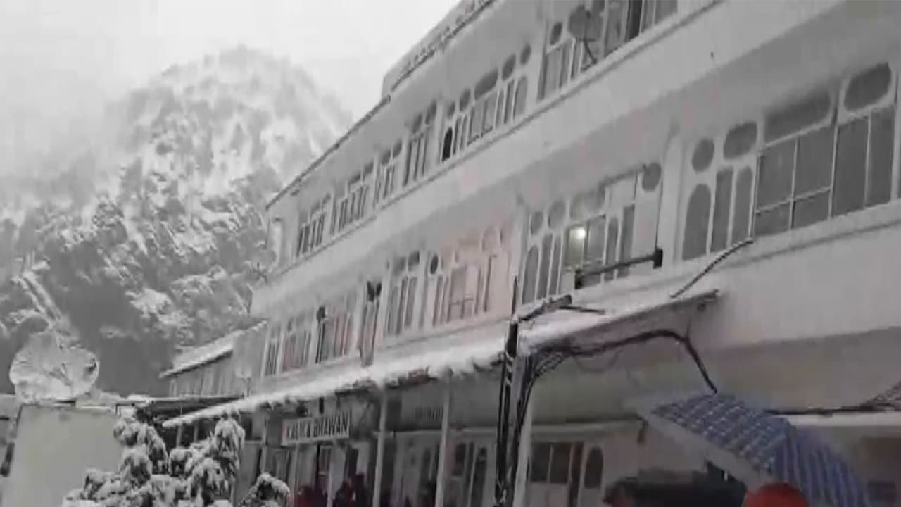 Holy shrine of Vaishno Devi Shrine witness season’s first snowfall. (Photo/ANI) Holy shrine of Vaishno Devi Shrine witness season’s first snowfall. (Photo/ANI)