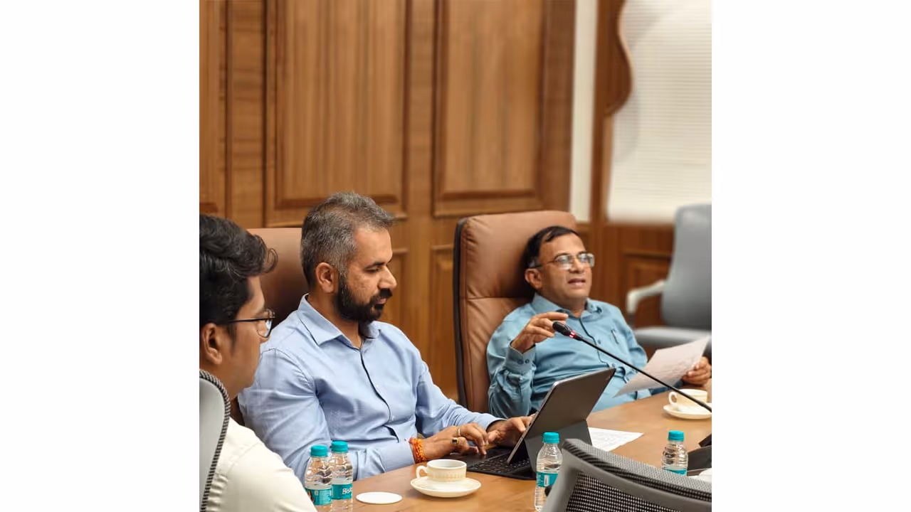 NTKMA Commissioner Shekhar Singh and Dr Kiran Kulkarni, Secretary, Marathi Language and Cultural Affairs Department (Photo/ANI) NTKMA Commissioner Shekhar Singh and Dr Kiran Kulkarni, Secretary, Marathi Language and Cultural Affairs Department (Photo/ANI)