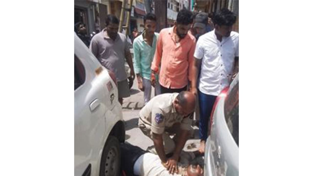 A Tappachabutra police constable saving the life of a TGPDCL contract worker (Photo/ANI) A Tappachabutra police constable saving the life of a TGPDCL contract worker (Photo/ANI)